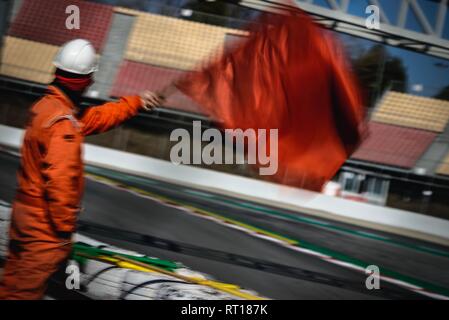 Barcelona, Spain. 27th Feb, 2019. A marshal waves the red flag during day six of the Formula One winter testing at Circuit de Catalunya Credit: Matthias Oesterle/Alamy Live News Stock Photo