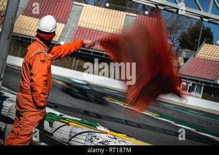 Barcelona, Spain. 27th Feb, 2019. A marshal waves the red flag during day six of the Formula One winter testing at Circuit de Catalunya Credit: Matthias Oesterle/Alamy Live News Stock Photo