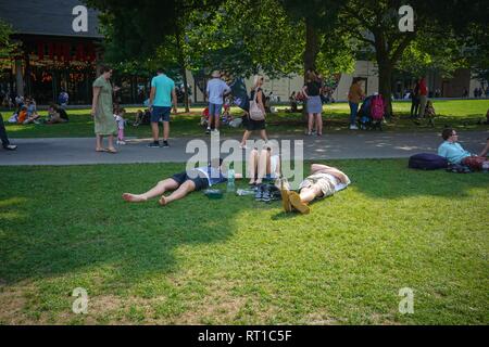London, UK. 25th July, 2018. People are seen relaxing during the second hottest day of the year in Central London. Credit: Ioannis Alexopoulos/SOPA Images/ZUMA Wire/Alamy Live News Stock Photo