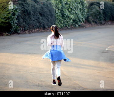 Glasgow, Scotland, UK, 27th February, 2019 UK Weather: A very sunny saw summer Taps Aff weather in Kelvingrove park in the affluent west end of the city. Credit Gerard Ferry/Alamy Live News Stock Photo