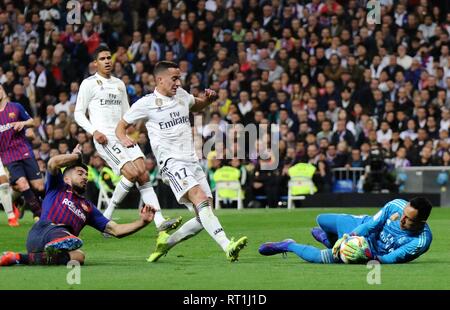 Madrid. 27th Feb, 2019. Real Madrid's goalkeeper Keylor Navas (1st R) makes a save during the Spanish King's Cup semifinal second leg soccer match between Real Madrid and Barcelona in Madrid, Spain on Feb. 27, 2019. Real Madrid lost 0-3. Credit: Edward F. Peters/Xinhua/Alamy Live News Stock Photo