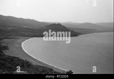 Griechenland, Greece - Blick von einer Anhöhe auf den Strand von Delos, Griechenland, 1950er Jahre. View from a hill to the beach of the osland of Delos, Greece, 1950s. Stock Photo