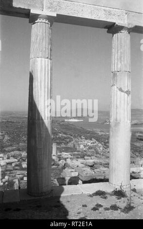 Griechenland, Greece - Überreste einer Säulenhalle in Delos, Griechenland, 1950er Jahre. Remains of a hall with colums at Delos, Greece, 1950s. Stock Photo