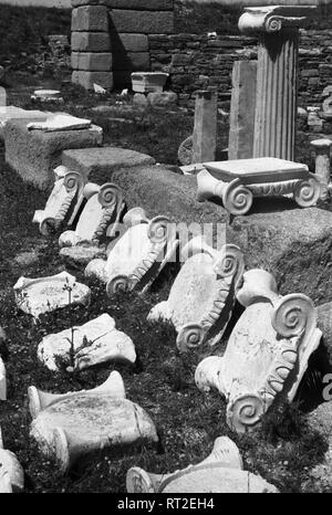 Griechenland, Greece - Überreste einer Säulenhalle auf der Insel Delos, Griechenland, 1950er Jahre. Remains of a hall of columns at the island of Delos, Greece, 1950s. Stock Photo
