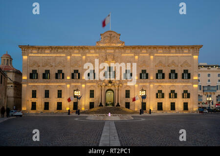 the Auberge de Castille (Maltese: Il-Berġa ta' Kastilja) in Valletta, Malta at dusk. The office of the Prime Minister of Malta Stock Photo