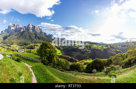 Italy, South Tyrol, Dolomites, Seis am Schlern, View to Schlern and Seiser Alm in summer Stock Photo