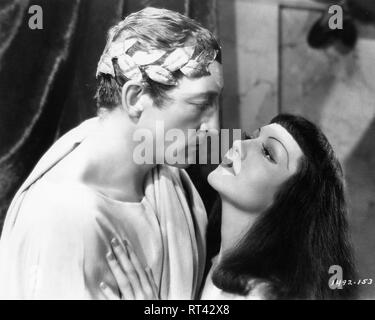 WARREN WILLIAM as Julius Caesar and CLAUDETTE COLBERT as Cleopatra in ...