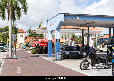Cars and a motorbike in a mechanics shop in Little Havana, Miami, Florida Stock Photo