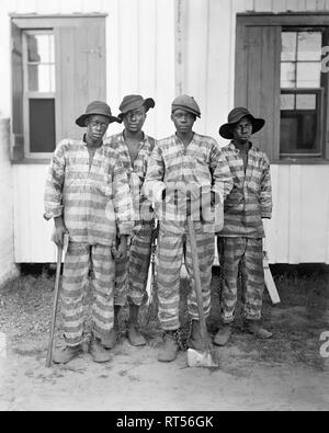 A group of prisoners chained together in a Southern penitentiary, circa 1903. Stock Photo