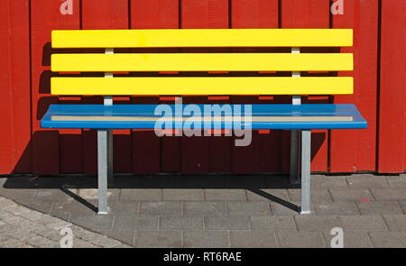 Bunte Sitzbank  aus Holz, Deutschland Stock Photo