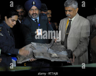 New Delhi, India. 28th Feb 2019. Indian Air Force officers show some parts of an AMRAAM air to air missile used on an F16 aircraft belonging to Pakistan Air Force that was shot down in the Indian airspace while targeting Indian military installations in the border state of Jammu and Kashmir at a press briefing at Ministry of Defence Headquarters in New Delhi on Thursday February 28, 2019. India said it shot down a Pakistan Air Force plane, already denied by Pakistan. Photograph: Sondeep Shankar Credit: Sondeep Shankar/Alamy Live News Stock Photo