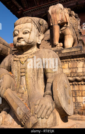 Nepal, Kathmandu Valley, Bhaktapur, Taumadhi Tole, Nyatapola Temple, statues lining steps Stock Photo