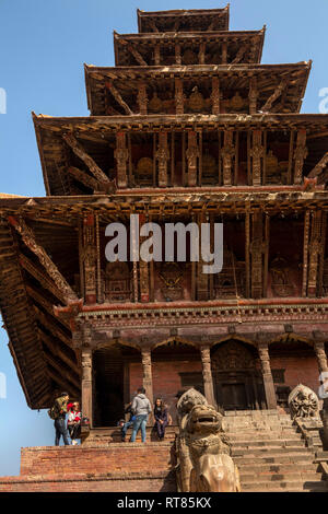 Nepal, Kathmandu Valley, Bhaktapur, Taumadhi Tole, Nyatapola Temple, tourists on top tier of base below wooden structure Stock Photo
