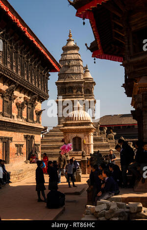 Nepal, Kathmandu Valley, Bhaktapur, Durbar Square, Fasidega Temple beyond the 55 Windows Palace Stock Photo