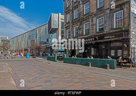 Glasgow Hootenanny bar in Howard Street Glasgow Scotland UK with view towards St Enoch Square Stock Photo