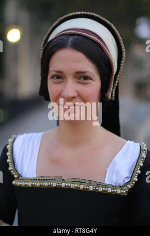 A beautiful but sad dark haired Tudor Woman in authentic Tudor dress looks in to camera- she is lady in waiting to Anne Boleyn Stock Photo