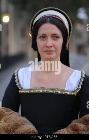 A beautiful but sad dark haired Tudor Woman in authentic Tudor dress looks in to camera- she is lady in waiting to Anne Boleyn Stock Photo