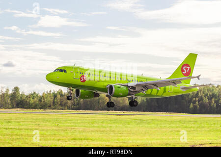 The aircraft is landing. Airbus A319. Pulkovo Airport. Official summer spotting at Pulkovo Airport on August 15, 2018. Russia, St. Petersburg, Pulkovo Stock Photo