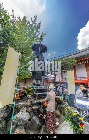 Kyoto, Japan - August 21, 2017 : Visitors pay their respects at the bronze statue of the legendary monk Kukai (Kobo Daishi). To-ji Temple Kyoto, Japan Stock Photo