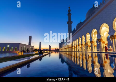 Sheikh Zayed Grand Mosque in Abu Dhabi near Dubai at night, United Arab EMirates Stock Photo