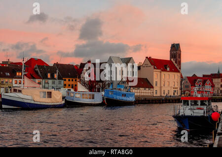 Wismar alter Hafen im Sonnenuntergang Stock Photo