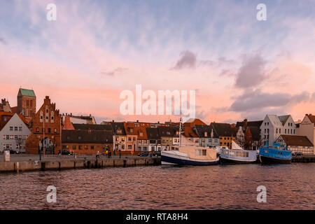 Wismar alter Hafen im Sonnenuntergang Stock Photo