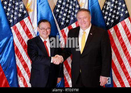 Pasay City, Philippines. 1st Mar, 2019. U.S. State Secretary Michael Pompeo (R) shakes hands with Philippine Foreign Affairs Secretary Teodoro Locsin during their joint press conference in Pasay City, the Philippines, March 1, 2019. Credit: Rouelle Umali/Xinhua/Alamy Live News Stock Photo