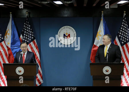 Pasay City, Philippines. 1st Mar, 2019. U.S. State Secretary Michael Pompeo (R) listens to Philippine Foreign Affairs Secretary Teodoro Locsin during their joint press conference in Pasay City, the Philippines, March 1, 2019. Credit: Rouelle Umali/Xinhua/Alamy Live News Stock Photo