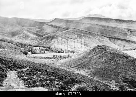 The Kerskop or Eselbank Pass in the Cederberg Mountains of the Western Cape Province. Wupperthal is visible below. Monochrome Stock Photo