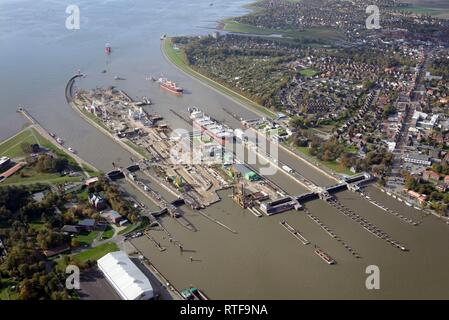 Cargo ships at Brunsbüttel Lock, Kiel Canal, Brunsbüttel Lock, Schleswig-Holstein, Germany Stock Photo