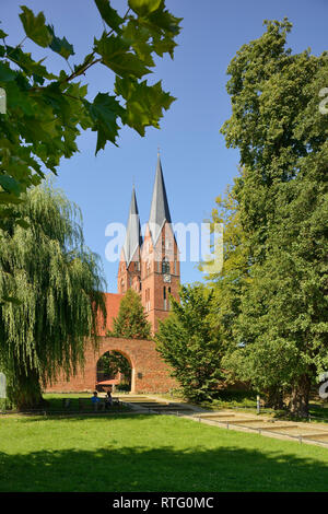 Klosterkirche St. Trinitatis, davor Stadtmauer, Neuruppin, Brandenburg, Deutschland Stock Photo