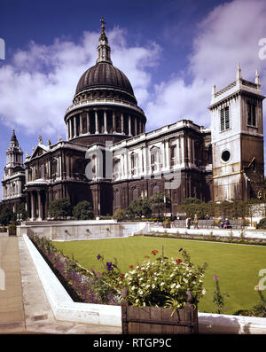 Photo Must Be Credited ©Alpha Press 040000 ( Date Unknown ) A view of St Paul's Cathedral in London Stock Photo