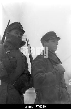 The Winter War. A military conflict between the Soviet union and Finland. It began with a Soviet invasion on november 1939 when Soviet infantery crossed the border on the Karelian Isthmus. About 9500 Swedish volunteer soldiers participated in the war. Here on the Karelian Isthmus Finland  two Finnish soldiers. January 1940. Photo Kristoffersson ref 99-6. Stock Photo
