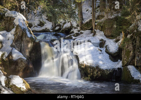 Winterlicher-Märchenhafter Kai Woog Gumpen-Wasserfall im Schwarzwald Stock Photo