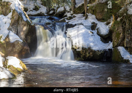 Winterlicher-Märchenhafter Kai Woog Gumpen-Wasserfall im Schwarzwald Stock Photo
