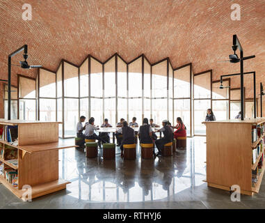 Interior view with students at work. Maya Somaiya Library, Kopargaon/Maharashtra, India. Architect: Sameep Padora and associates (SP+A), 2018. Stock Photo