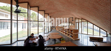 Interior view with students at work. Maya Somaiya Library, Kopargaon/Maharashtra, India. Architect: Sameep Padora and associates (SP+A), 2018. Stock Photo