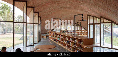 Interior view with students at work. Maya Somaiya Library, Kopargaon/Maharashtra, India. Architect: Sameep Padora and associates (SP+A), 2018. Stock Photo