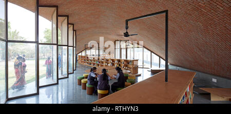 Interior view with students at work. Maya Somaiya Library, Kopargaon/Maharashtra, India. Architect: Sameep Padora and associates (SP+A), 2018. Stock Photo