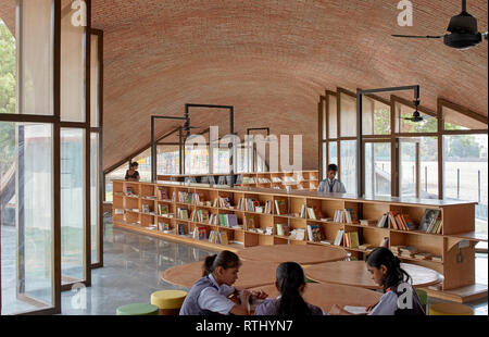 Interior view with students at work. Maya Somaiya Library, Kopargaon/Maharashtra, India. Architect: Sameep Padora and associates (SP+A), 2018. Stock Photo