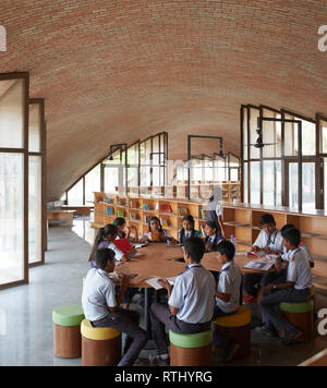 Interior view with students at work. Maya Somaiya Library, Kopargaon/Maharashtra, India. Architect: Sameep Padora and associates (SP+A), 2018. Stock Photo