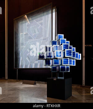 Frankr Aix-en-Provence VASARELY-Museum 60958 Op-Art - Lichtinstallationen und Glas- bzw Spiegelobjekte um 1975 links Lichtinstallation Obj Nr 116 Stock Photo