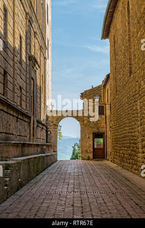 Alley in the old Tuscany village Pienza. Idyllic narrow street in the medieval old town Pienza, Tuscany, Italy Stock Photo