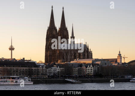 Köln, Blick von der rechten Rheinseite auf Dom und Fernsehturm Stock Photo