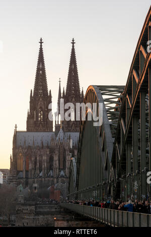 Köln, Blick von der rechten Rheinseite auf Dom und Hohenzollernbrücke Stock Photo