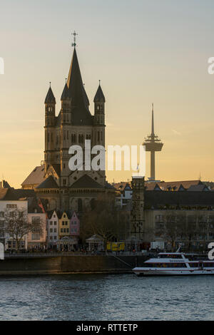 Köln, Blick von der rechten Rheinseite auf Groß-Sankt-Martin und Fernsehturm Stock Photo