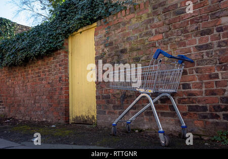 Abandoned shopping trolley in York backstreet Stock Photo