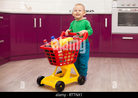 little kid in shopping cart Stock Photo: 163497960 - Alamy