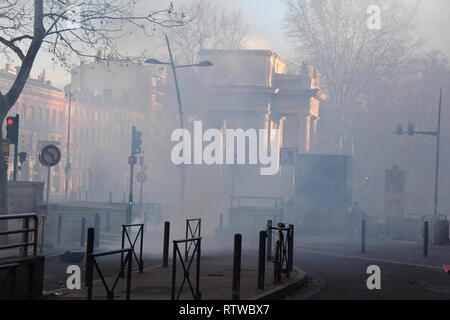 Toulouse, France. 2nd March 2019. The weekly serious clashes occured once more time on March the 2nd 2019  in the streets of Toulouse, France, between riot police units and the yellow vest (gilets jaunes). Police largely used tear gas. The 1st World War monument is surrounded by tear gas. Credit: Corentin LE GALL/Alamy Live News Stock Photo