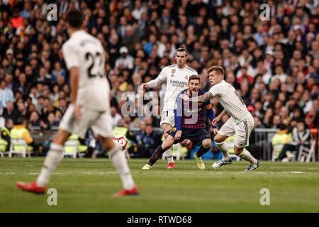 Santiago Bernabeu, Madrid, Spain. 2nd Mar, 2019. La Liga football, Real Madrid versus FC Barcelona; Toni Kroos (Real Madrid) hold back Lionel Messi (FC Barcelona) Credit: Action Plus Sports/Alamy Live News Stock Photo